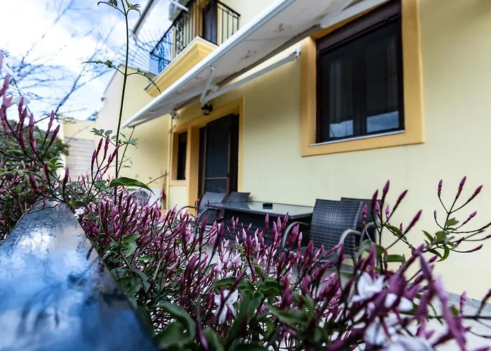 Elaionas Lejlighed *